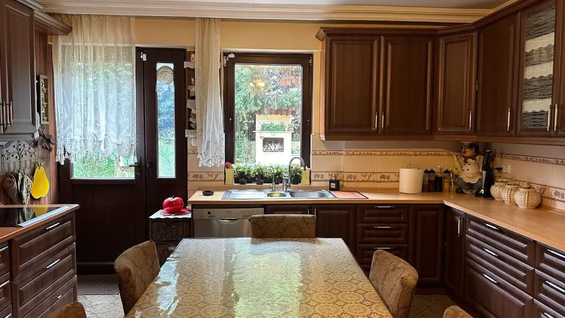 Fitted kitchen